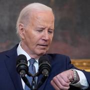 Joe Biden kollar klockan strax innan sitt tal på fredagen. 