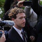 Mark Zuckerberg lämnar rätten den 18 februari.