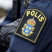 En polis blev biten i armen.