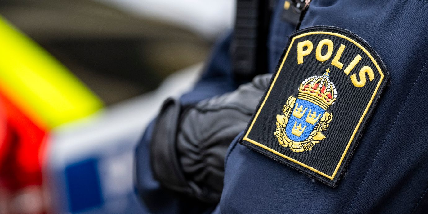 En polis blev biten i armen.