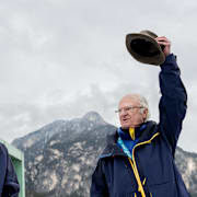 Linn Svahn och kungen efter prisutdelningen. 