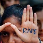 Arkivbild. Indiska studenter demonsterar efter att en ung kvinna våldtagits på en buss i New Delhi.