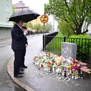 Justitieminister Gunnar Strömmer besöker minnesplatsen för  trippelmordet den 29 april. 