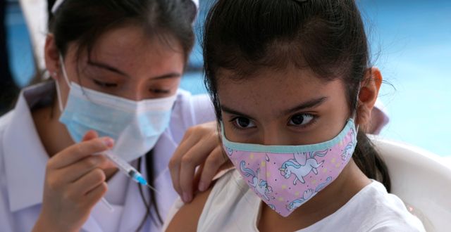 En flicka i Ecuador vaccineras mot covid-19. Landet har infört krav på att alla över fem år ska vaccinera sig. Dolores Ochoa / AP