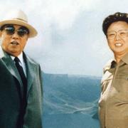 Kim Il Sung och hans son Kim Jong Il. Arkivbild.