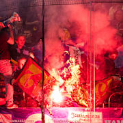 Djurgårdens supportrar bränner en flagga under ishockeymatchen i SHL mellan Djurgården och Luleå.