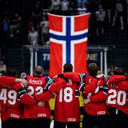 Norska landslaget lyssnar på nationalsången.