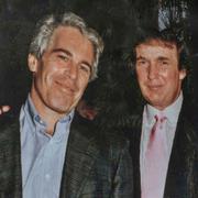 Aktivister satte upp en affisch med president Donald Trump och Jeffrey Epstein nära USA:s ambassad i London i juli 2025. 