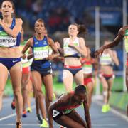 Kenyas Faith Kipyegon faller i hop efter målgången i finalen på 1 500 meter. I bakgrunden Meraf Bahta.