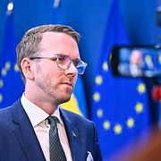 Infrastruktur- och bostadsminister Andreas Carlson (KD) möter pressen efter en pressträff där regeringen presenterade byggstartsbeslut för flera projekt, däribland Tvärförbindelse Södertörn, på fredagen.