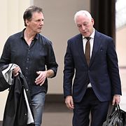 Programledaren  Micke Leijnegard med sin advokat Johan Eriksson.