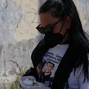 En anhörig till en försvunnen person, från gruppen Guerreros Buscadores, tänder ett ljus efter att ha hittat skelettdelar nedgrävda i Tlajomulco de Zúñiga i utkanten av Guadalajara i Mexiko, tisdag den 24 mars 2026.