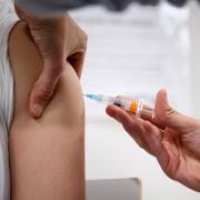 En kvinna får HPV-vaccin. 