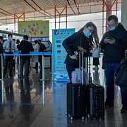 Flygresenärer i Peking. Andy Wong / AP