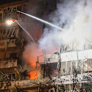 Ukrainas räddningstjänst bekämpar en brand efter en rysk drönarattack mot Kyiv.