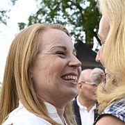 Före detta centerpartiledaren Annie Lööf kramar om partiledare Elisabeth Thand Ringqvist under Almedalsveckan den 24 juni 2026.