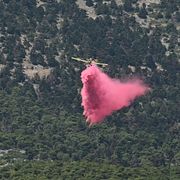 En helikopter som i söndags jobbade med att släcka branden utanför Aten.