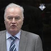 Arkivbild: Ratko Mladic talar i domstolen på en bild från 2014