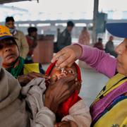 Arkivbild. Vårdpersonal i Indien vaccinerar barn mot polio.