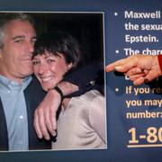 En advokat pekar på en bild av Jeffrey Epstein och Ghislaine Maxwell i New York i juli 2020. 