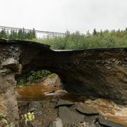 Vägarna har påverkats på många håll i länet. Här har väg 90 mellan Bollstabruk och Sollefteå har rasat samman efter skyfall.