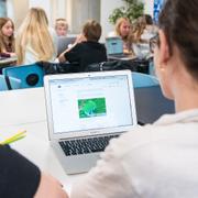 Två elever sitt med en dator i ett klassrum/arkivbil.d 