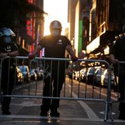 Polis håller människor borta från Times Square i centrala New York.