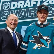 Ivar Stenberg omgiven av Gary Bettman och San Jose-spelaren Laila Edwards.