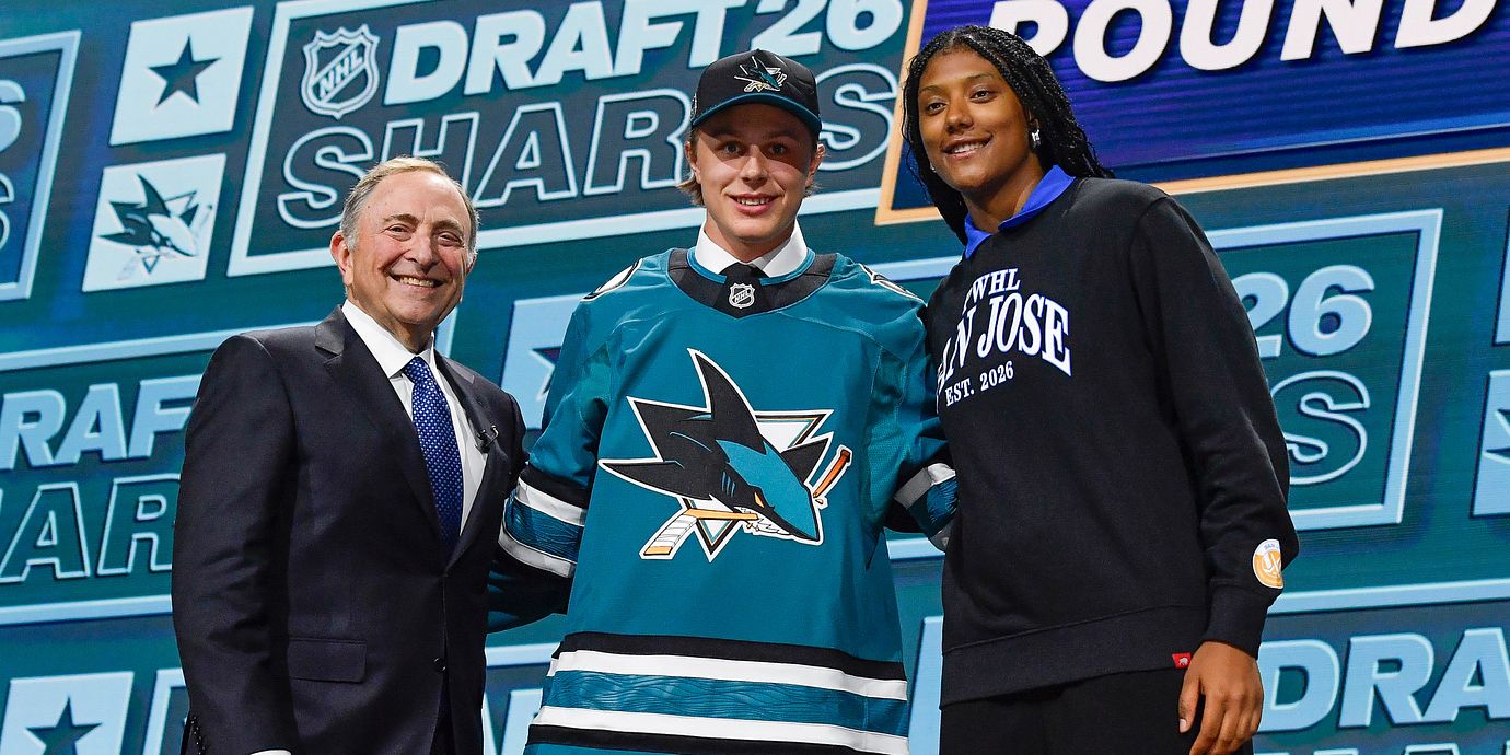 Ivar Stenberg omgiven av Gary Bettman och San Jose-spelaren Laila Edwards.