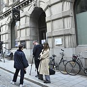 Journalister utanför Vänsterpartiets riksdagskansli i Gamla stan i Stockholm.