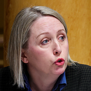 S-ledamoten Jytte Guteland rasar mot klimatminister Romina Pourmokhtari (L). 