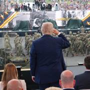 Trump gör honnör under sin militärparad tidigare i år. 