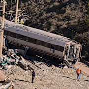 Bild som visar tåget som spårade ur efter olyckan. 