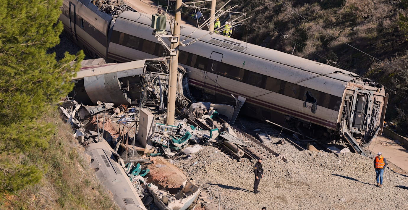 Bild som visar tåget som spårade ur efter olyckan. 