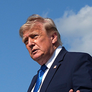 Till vänster: Rök stiger efter en explosion vid en amerikansk militärbas i norra Irak den 24 juli. Till höger: USA:s president Donald Trump fotograferad i New Jersey i fredags.