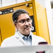 Professor Ali Mirazimi vid Karolinska institutet i Huddinge till vänster och professor Matti Sällberg till höger. 