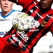 Östersunds Salisu Abdullahi Gero framför IFK Norrköpings Gudmundur Thórarinsson under söndagens allsvenska match.