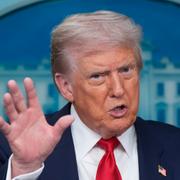 Donald Trump talar med reportrar, augusti 2025. 
