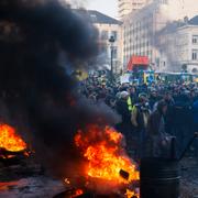 Människor samlas utanför EU-parlamentet.