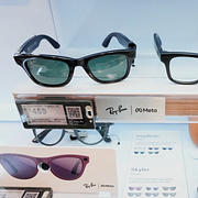 Metachefen Mark Zuckerberg med företagets glasögon.