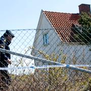 Polisen utanför villan.