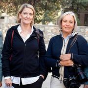 Kathy Gannon och Anja Niedringhaus med afghanska poliser.