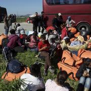 Hundratals flyktingar bussas från Idomeni till ett annat läger i Grekland.