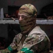 Arkivbild på ukrainska soldater som styr drönare över ryska positioner.