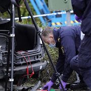 Polisens kriminaltekniker undersöker en bil.