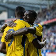 Alexander Isak och Ken Sema jublar efter Sveriges 3–0-mål.