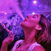 Arkivbild, kvinna röker cannabis. 