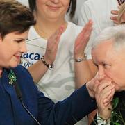 Jarosław Kaczyński kysser Beata Szydłos hand