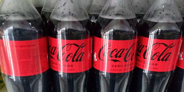 Coca Cola Zero innehåller aspartam. Wikimedia Commons.