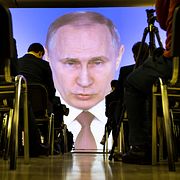 Putin i storbildsskärm under sitt årliga tal på torsdagen. 